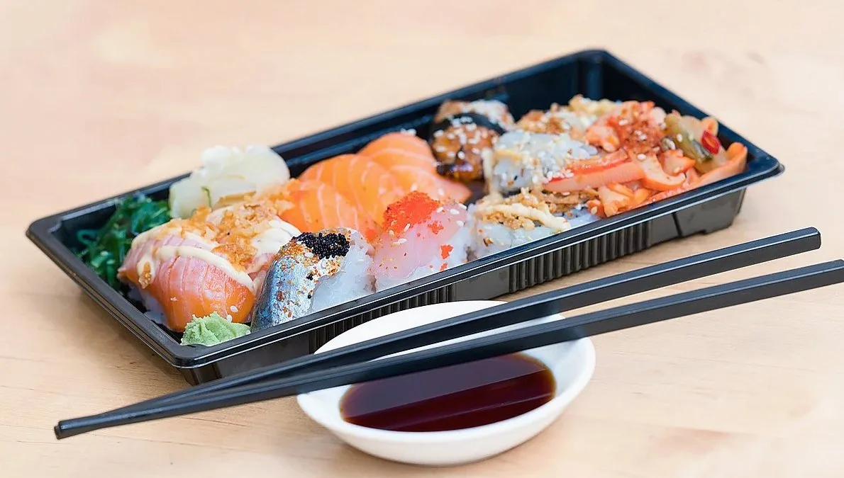 寿司と醤油皿をのせたトレー